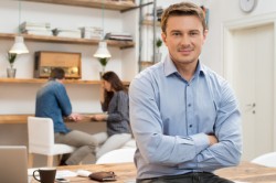 Selbständiger im Büro