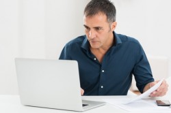 Selbständiger am Laptop
