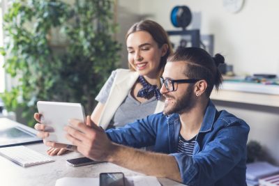 Freiberulfer arbeiten zusammen