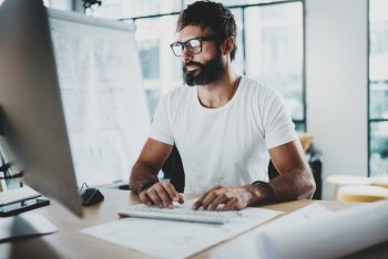 Mann mit Brille bei der Arbeit