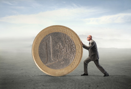Selbständiger schiebt Euro