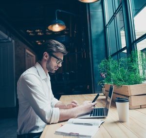 Selbstständiger am Arbeitsplatz